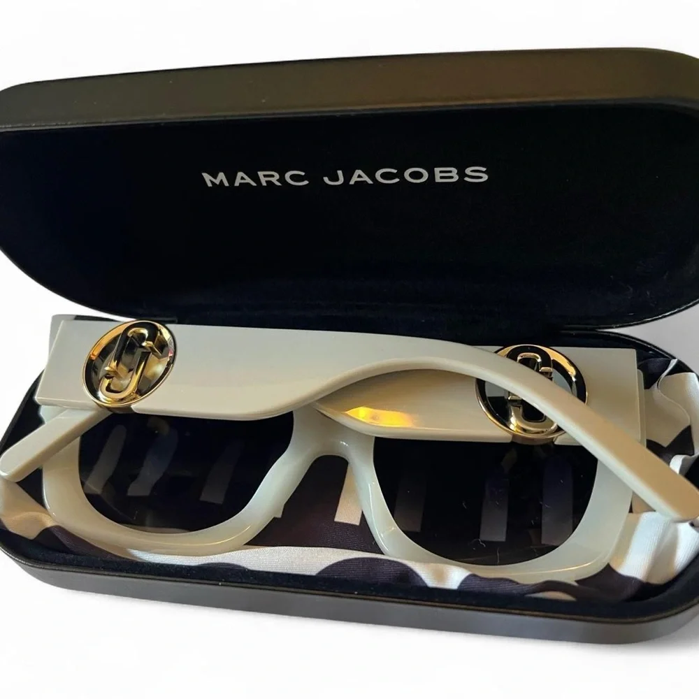 Marc Jacobs Oversized Square Sunglasses in White w: Gold Hardware & Black Lenses - Picture 2 of 5
